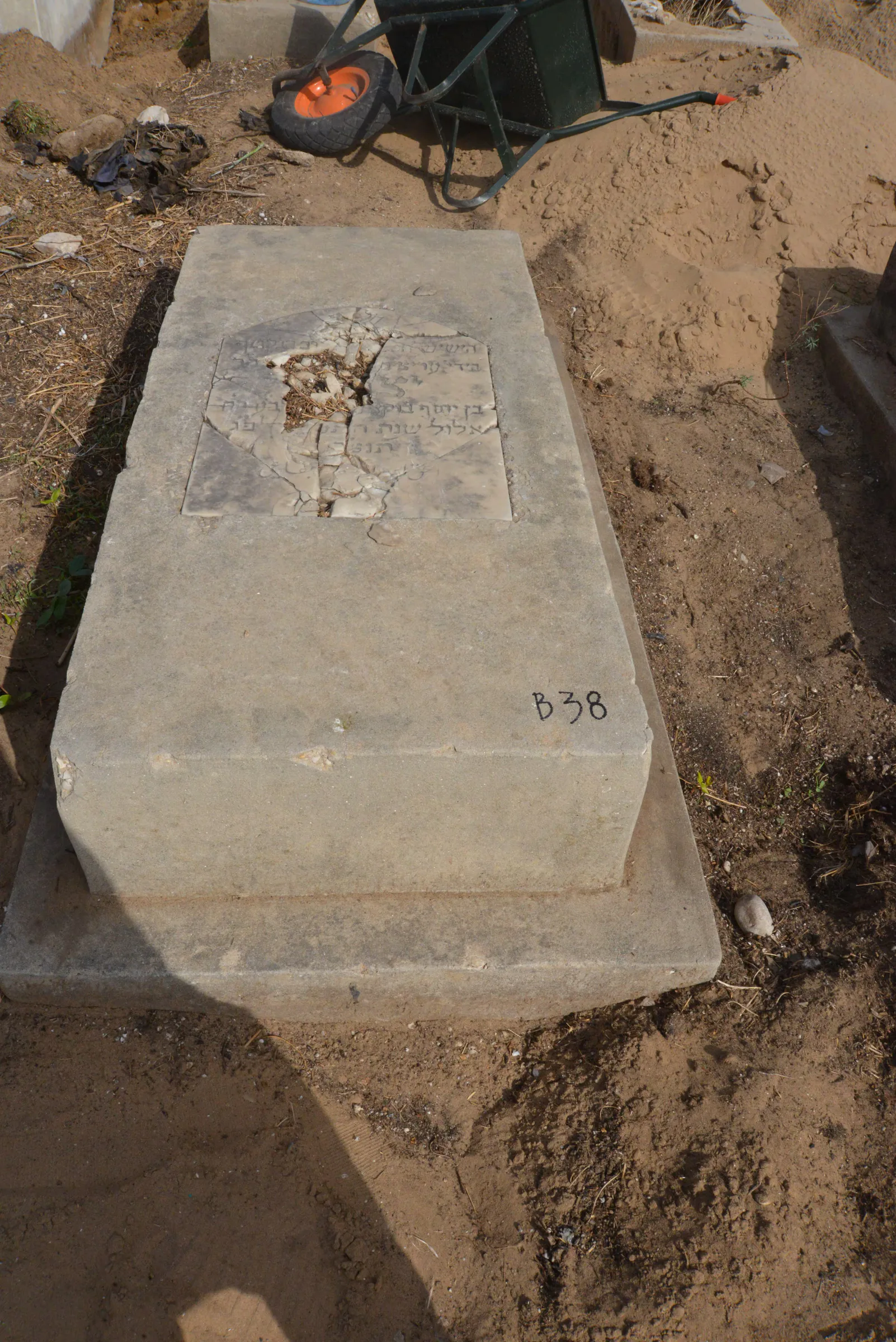 Tomb B38 for Isaac BOUKAI KHODRI, photograph 3 at the Jewish Cemetery of Saida