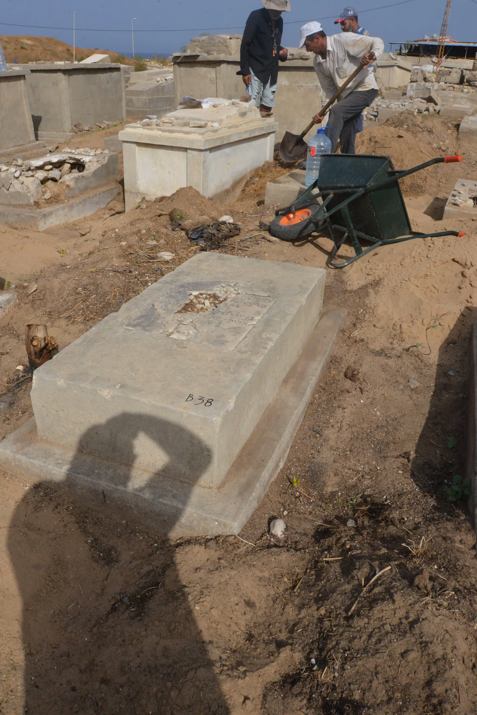Tomb B38 for Isaac BOUKAI KHODRI, photograph 4 at the Jewish Cemetery of Saida