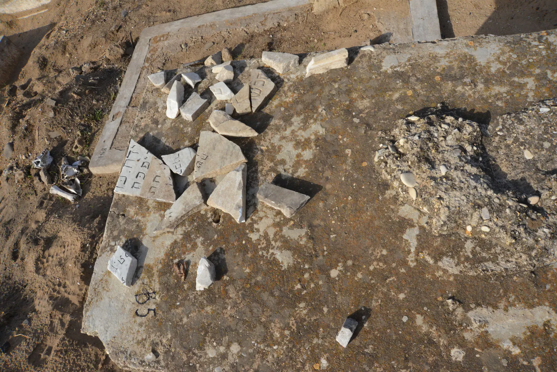 Tomb B5 for Farideh LEVY, photograph 4 at the Jewish Cemetery of Saida