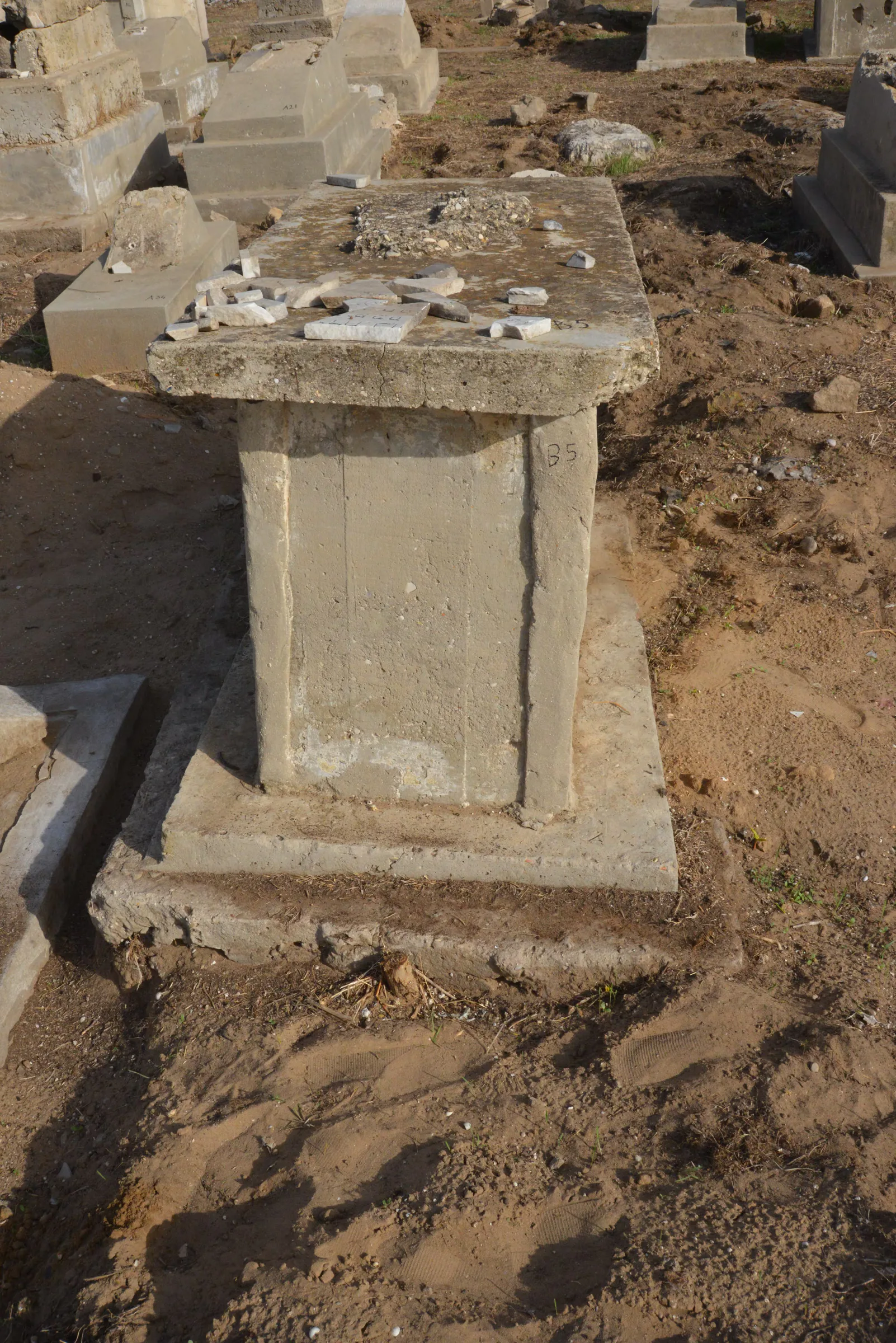 Tomb B5 for Farideh LEVY, photograph 5 at the Jewish Cemetery of Saida
