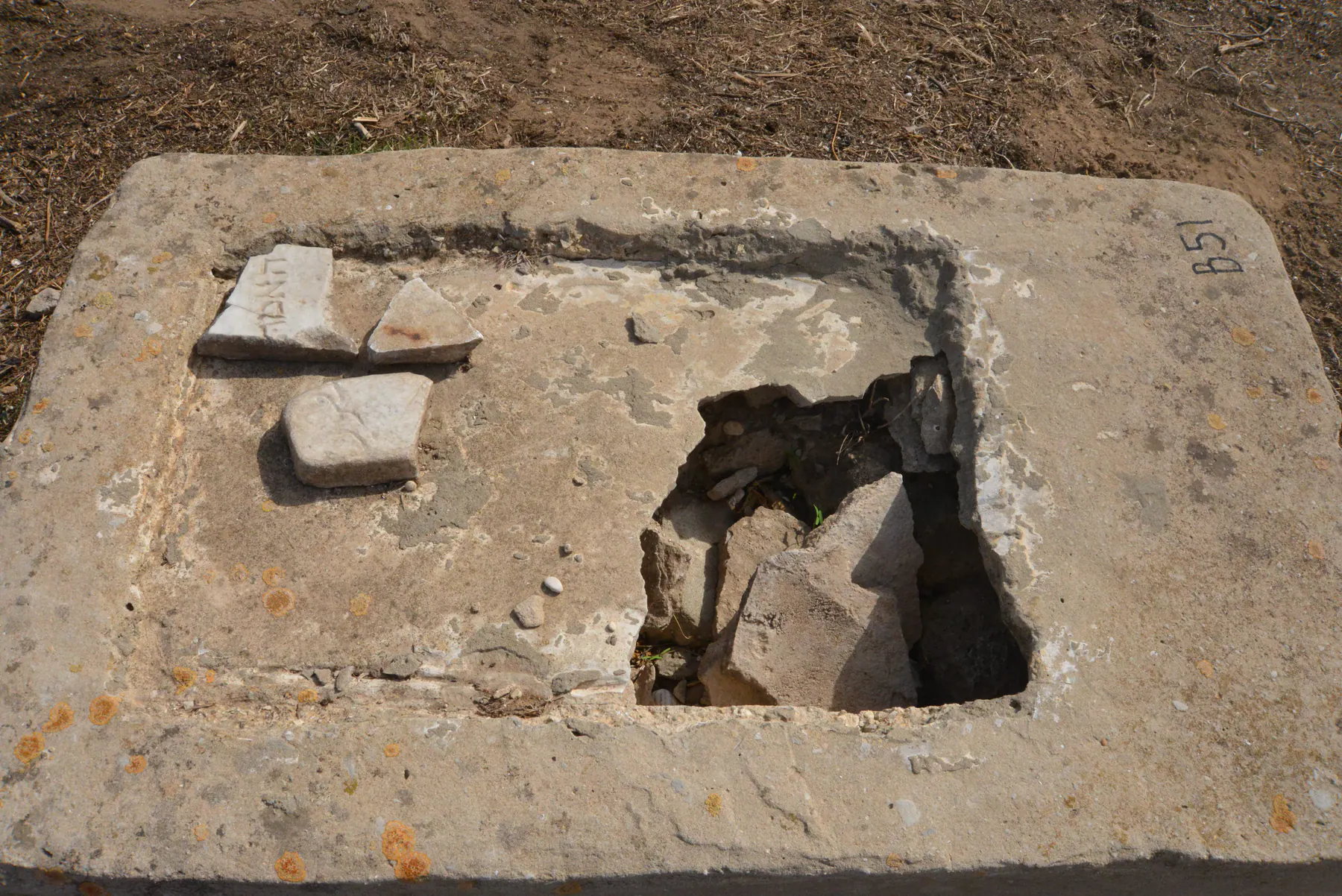 Tomb B51 for Yomtov Rav ZEITOUNI at the Jewish Cemetery of Saida