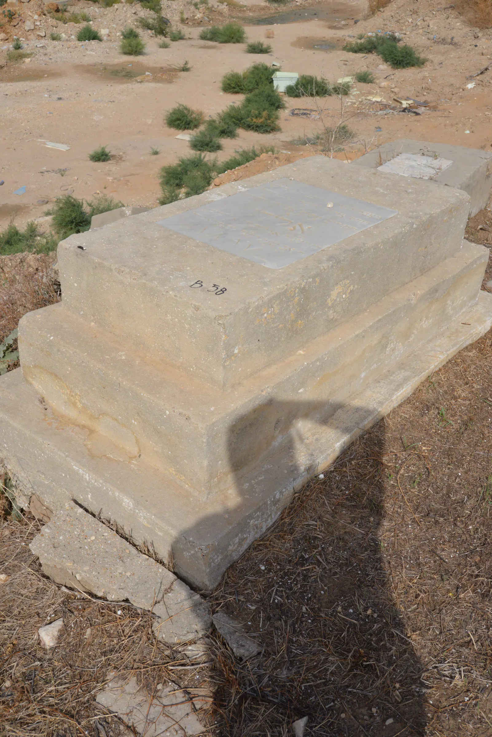 Tomb B58 for Elyahou Rav DIWAN, photograph 4 at the Jewish Cemetery of Saida