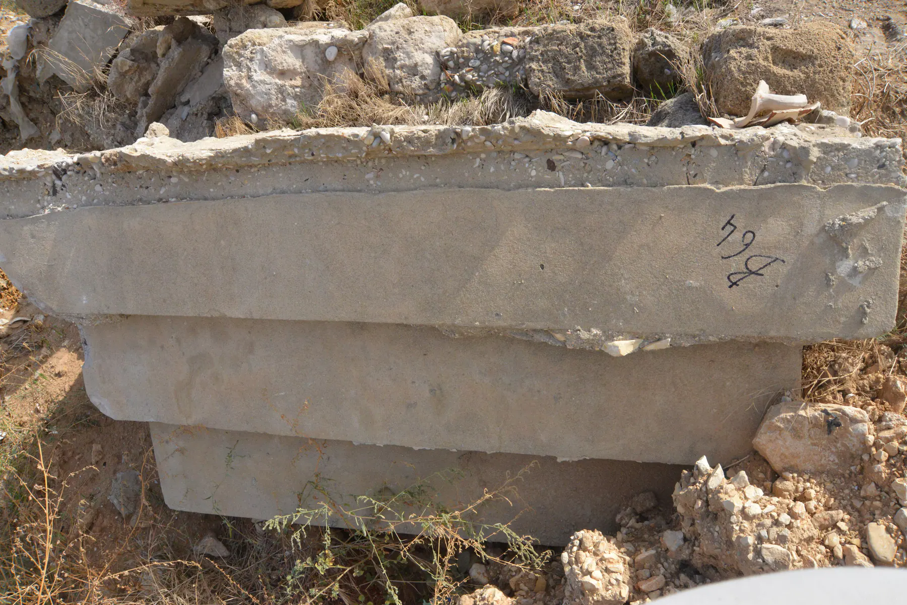Tomb B64 for Yehuda BENISTE, photograph 3 at the Jewish Cemetery of Saida
