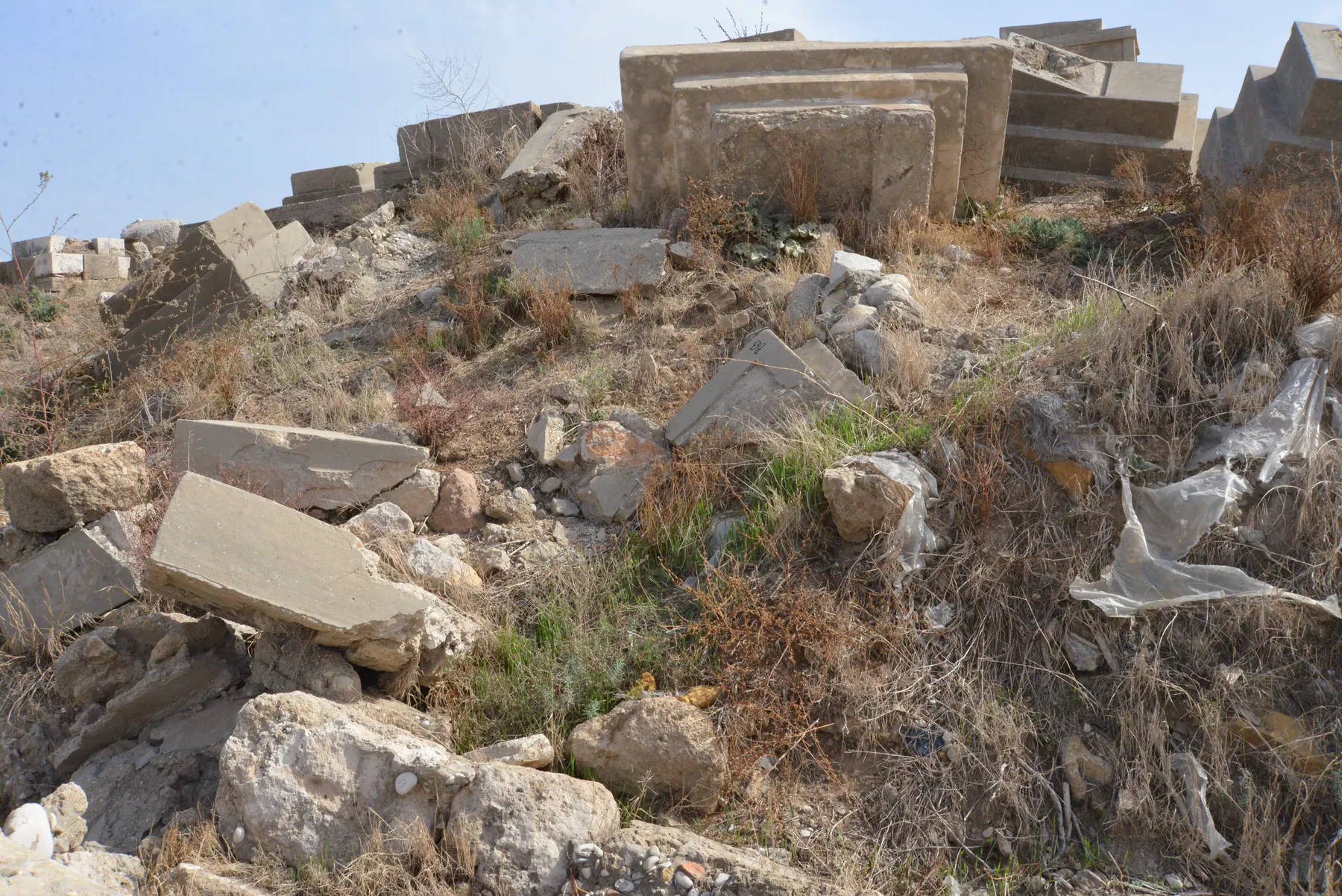Tomb B64 for Yehuda BENISTE, photograph 4 at the Jewish Cemetery of Saida