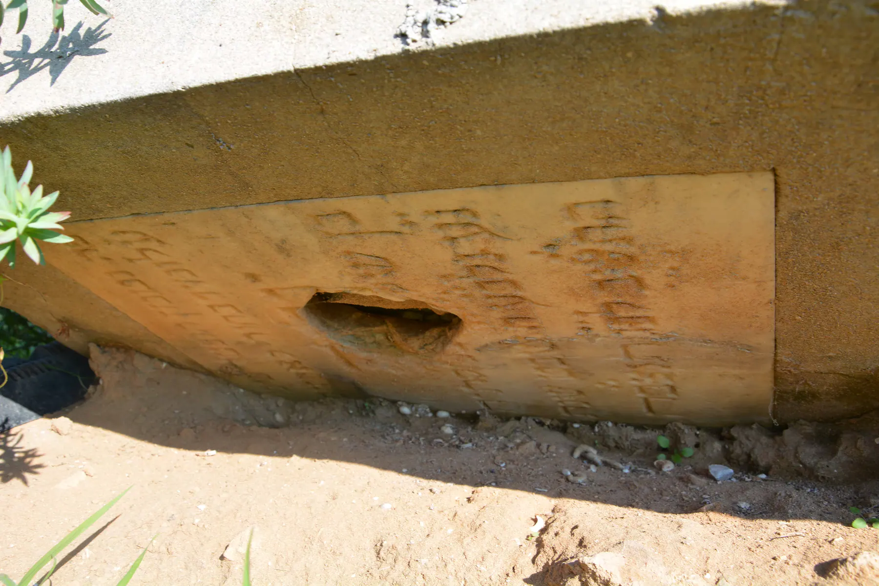 Tomb B64 for Yehuda BENISTE, photograph 5 at the Jewish Cemetery of Saida
