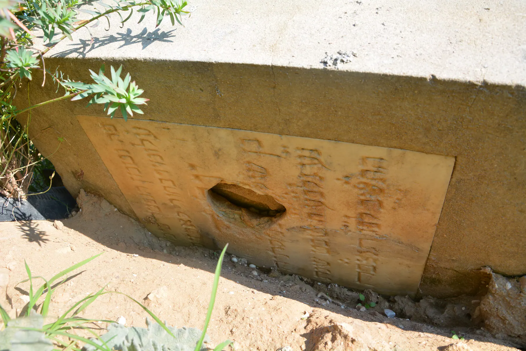 Tomb B64 for Yehuda BENISTE, photograph 6 at the Jewish Cemetery of Saida