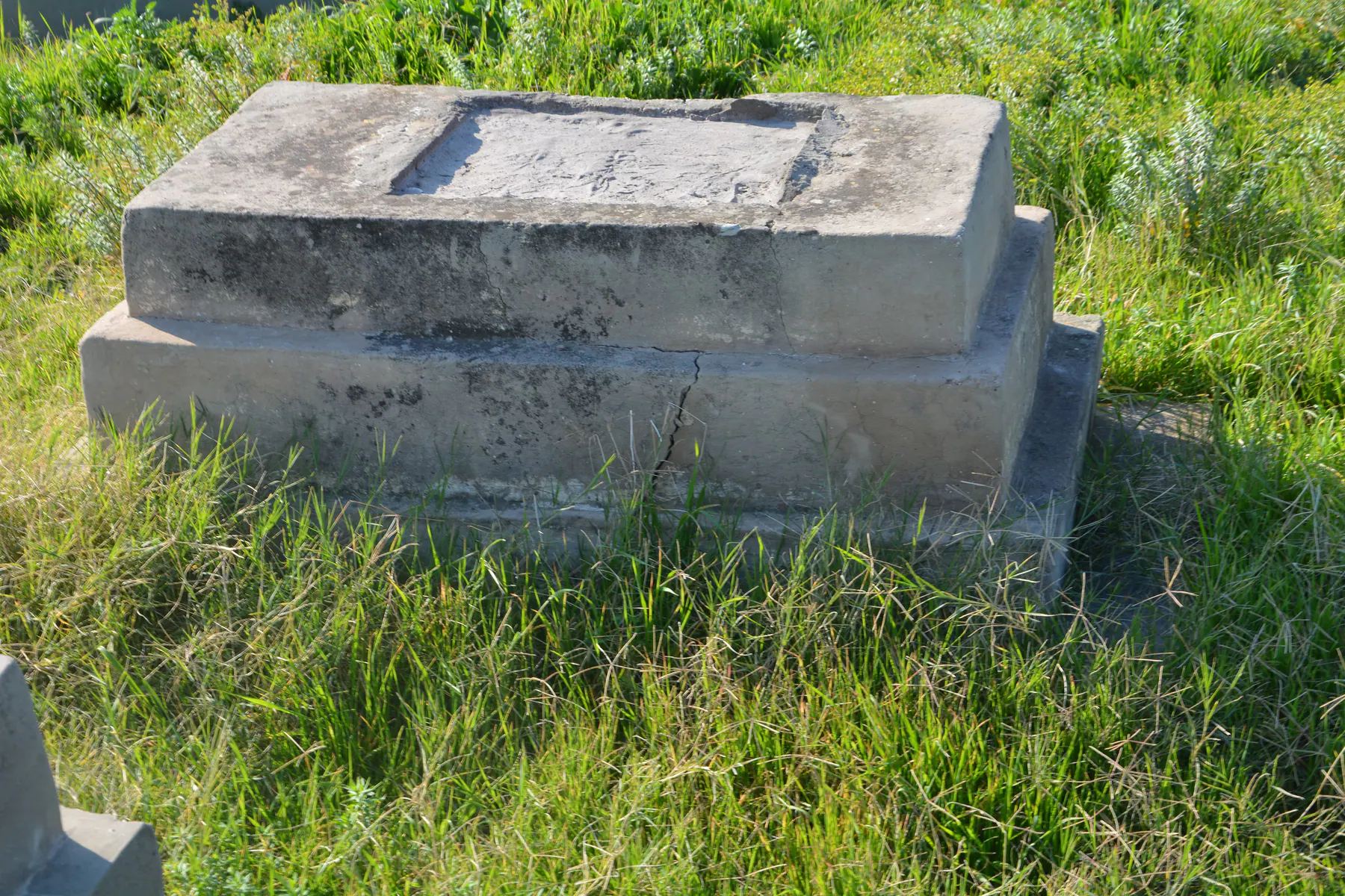 Tomb C33 for Jamileh HAMADANI, photograph 2 at the Jewish Cemetery of Saida