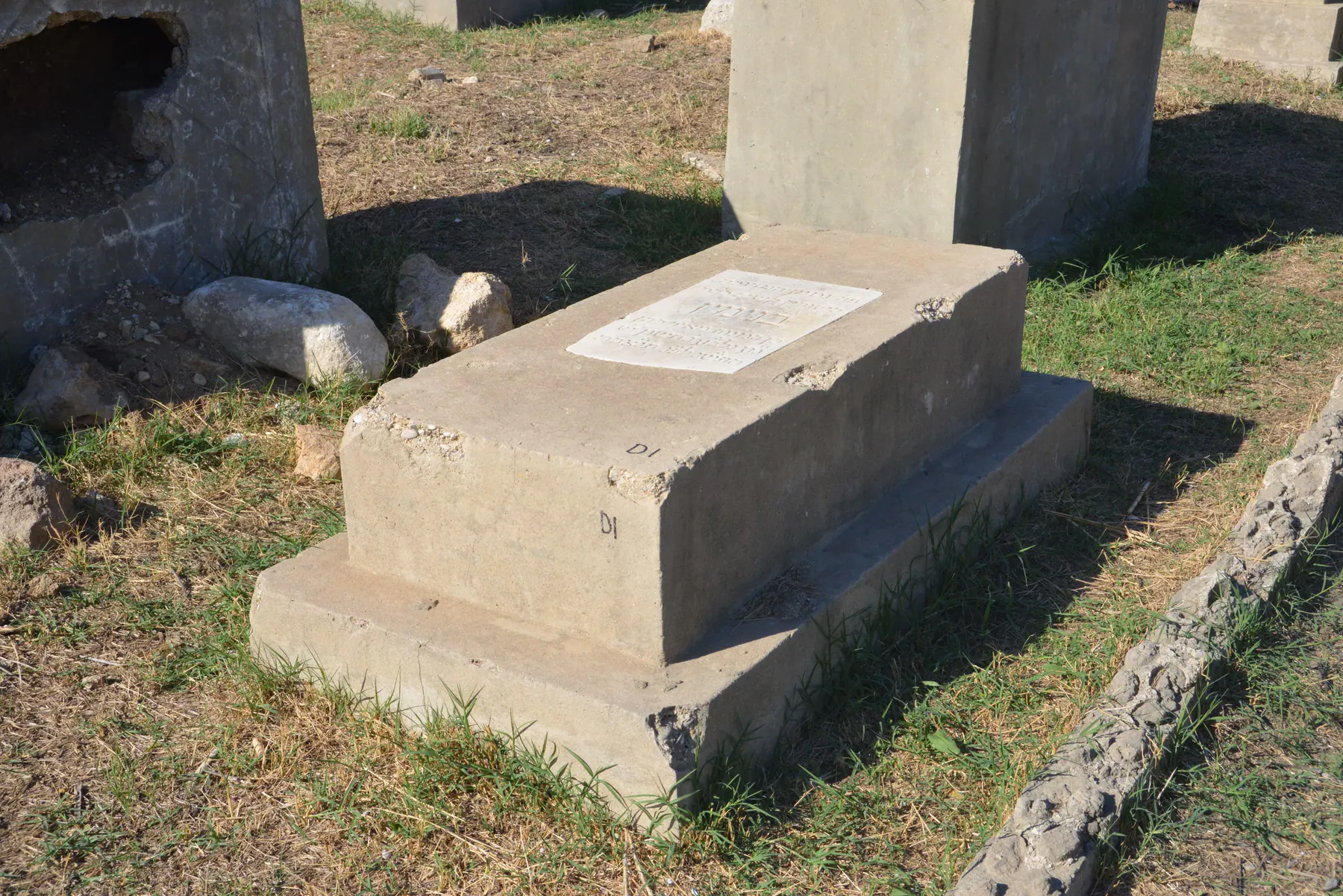 Tomb D1 for Benyamin COHEN, photograph 4 at the Jewish Cemetery of Saida