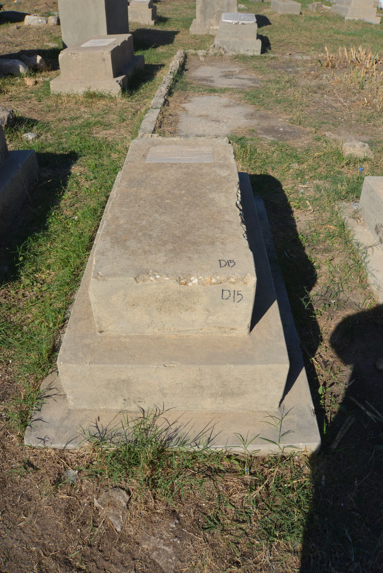 Tomb D15 for Loulou FUERTEH, photograph 4 at the Jewish Cemetery of Saida