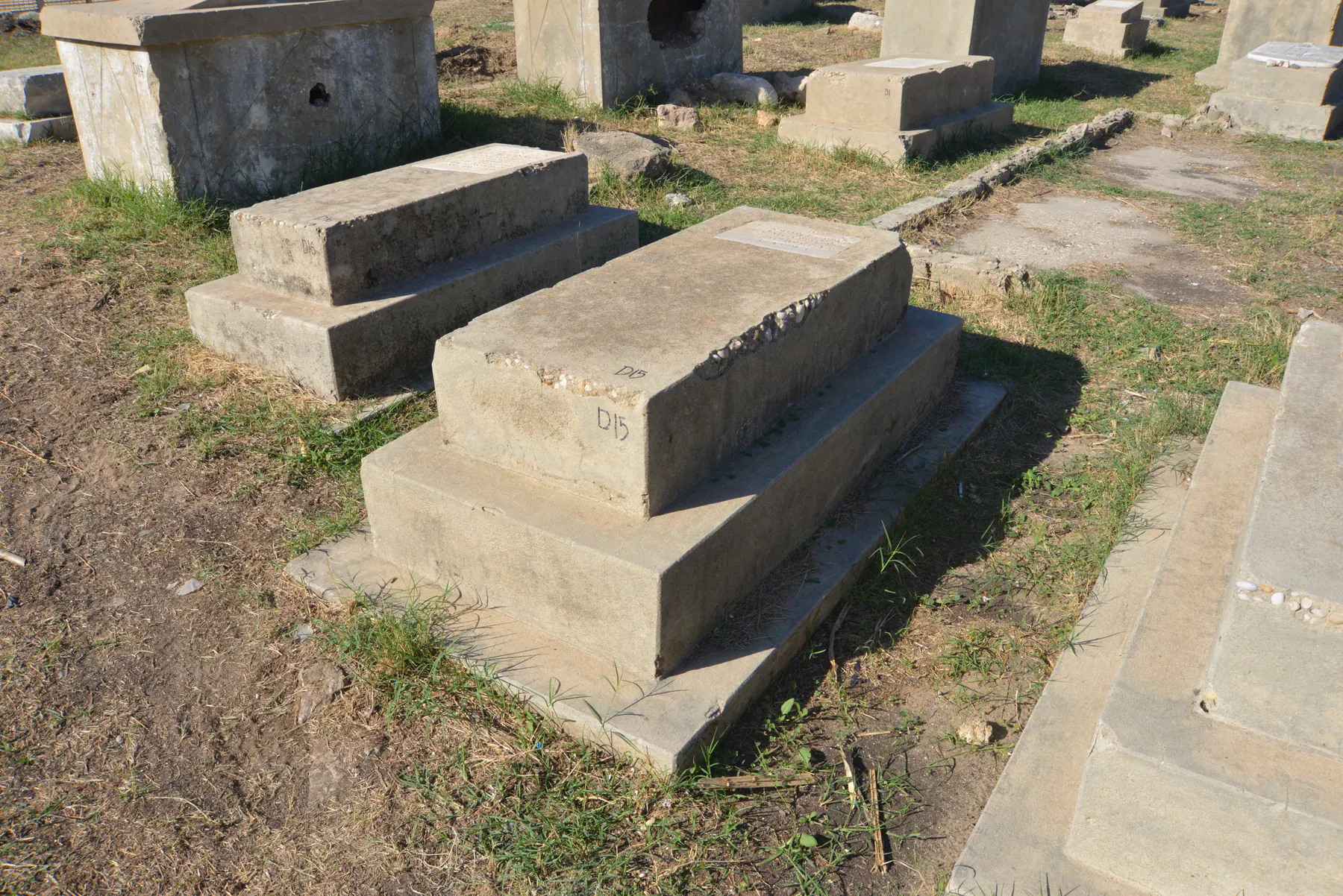 Tomb D15 for Loulou FUERTEH, photograph 5 at the Jewish Cemetery of Saida