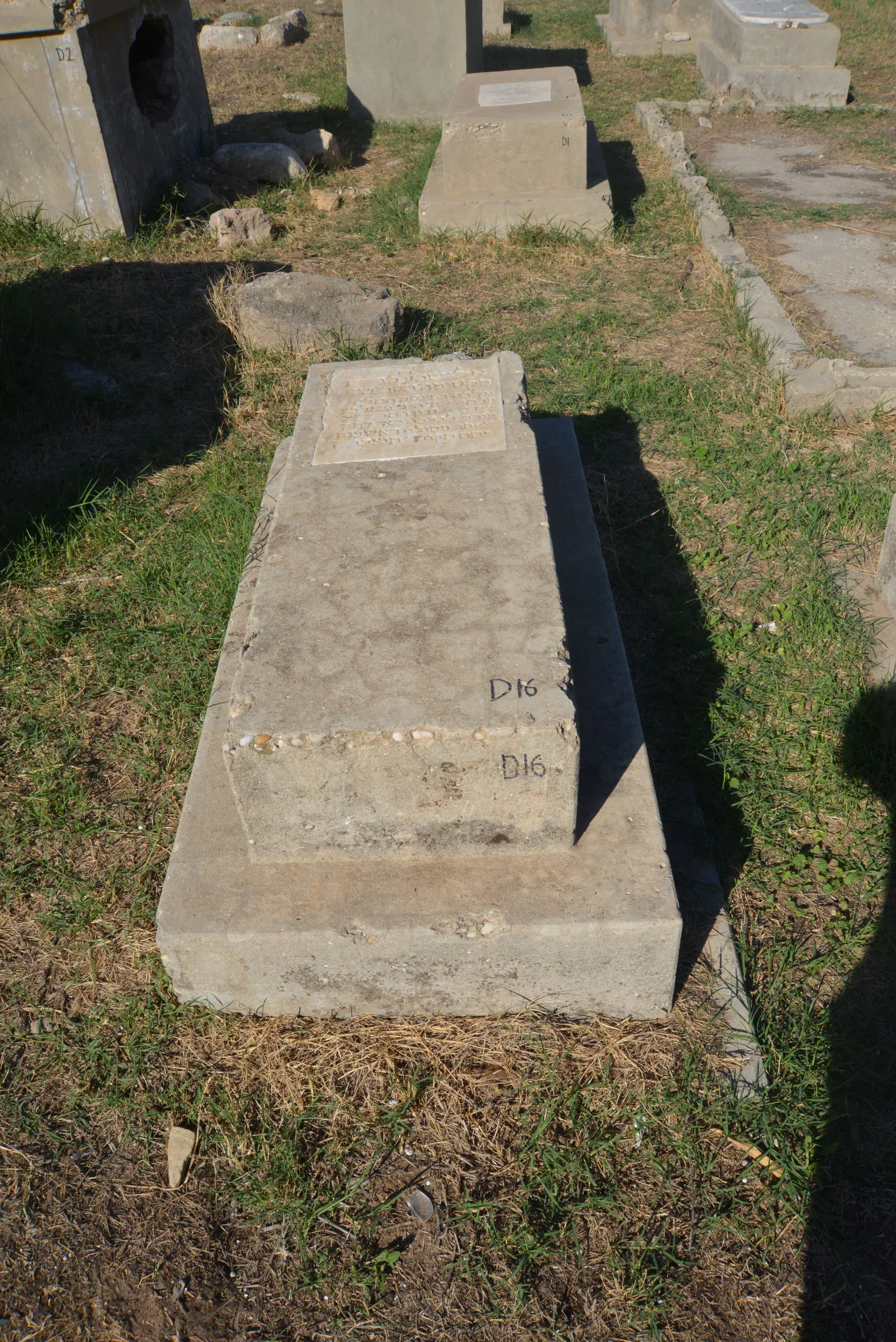 Tomb D16 for Elicheva BASSEVITCH, photograph 4 at the Jewish Cemetery of Saida