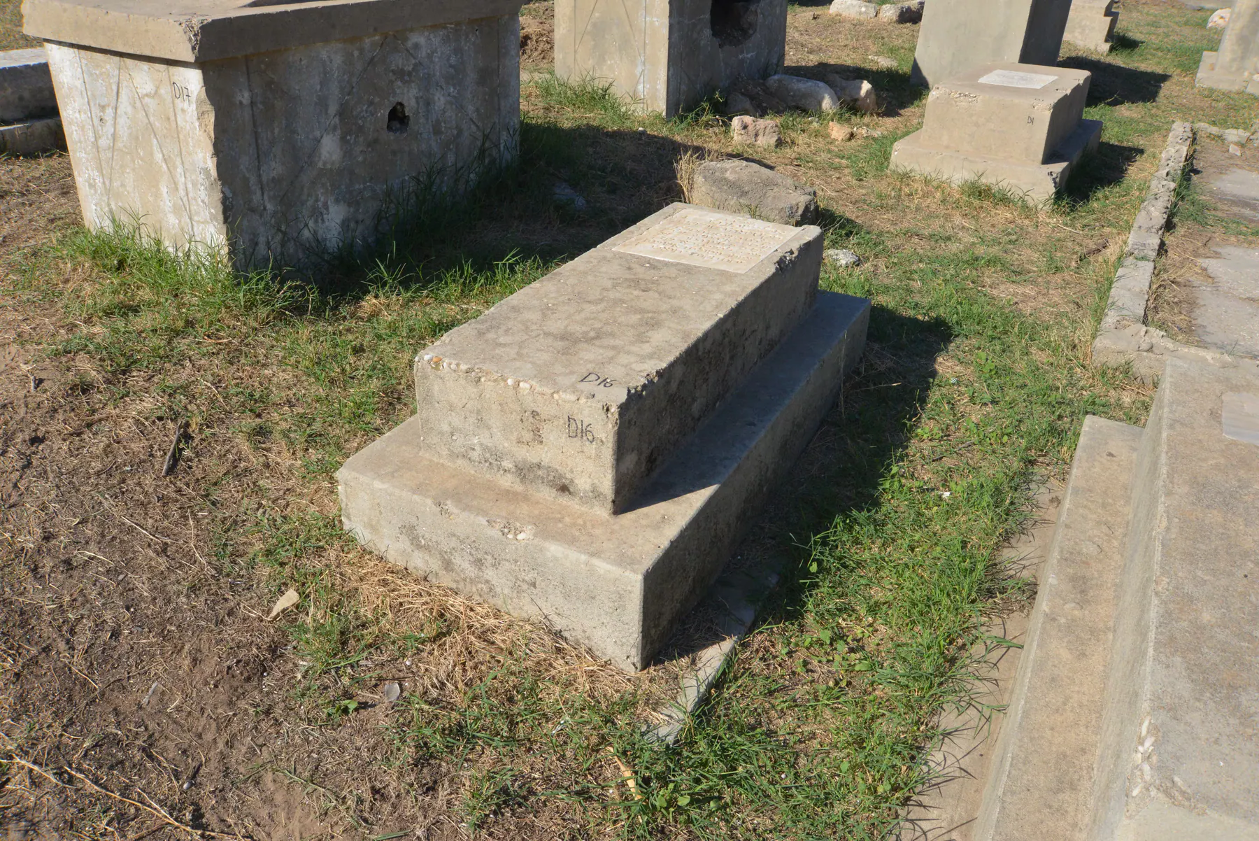 Tomb D16 for Elicheva BASSEVITCH, photograph 5 at the Jewish Cemetery of Saida
