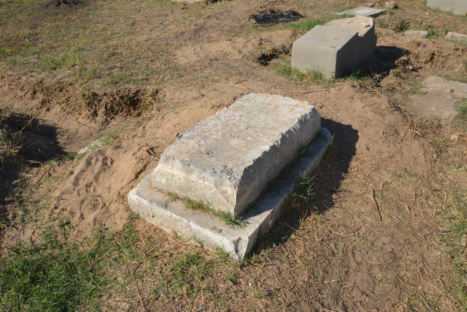 Tomb D18 for Mazal TAM, photograph 4 at the Jewish Cemetery of Saida