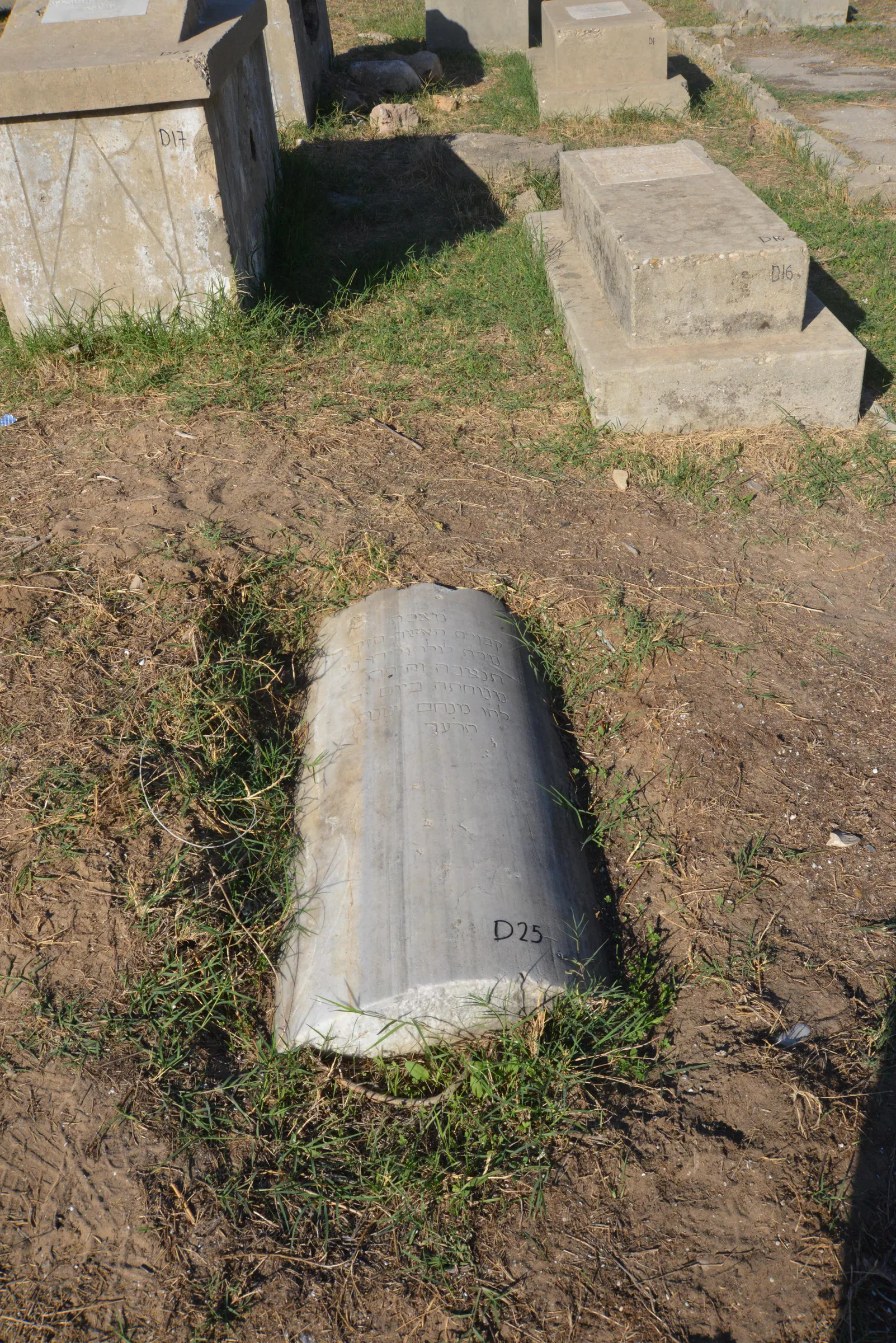 Tomb D25 for Loulou VALIDO KHAYAT, photograph 3 at the Jewish Cemetery of Saida