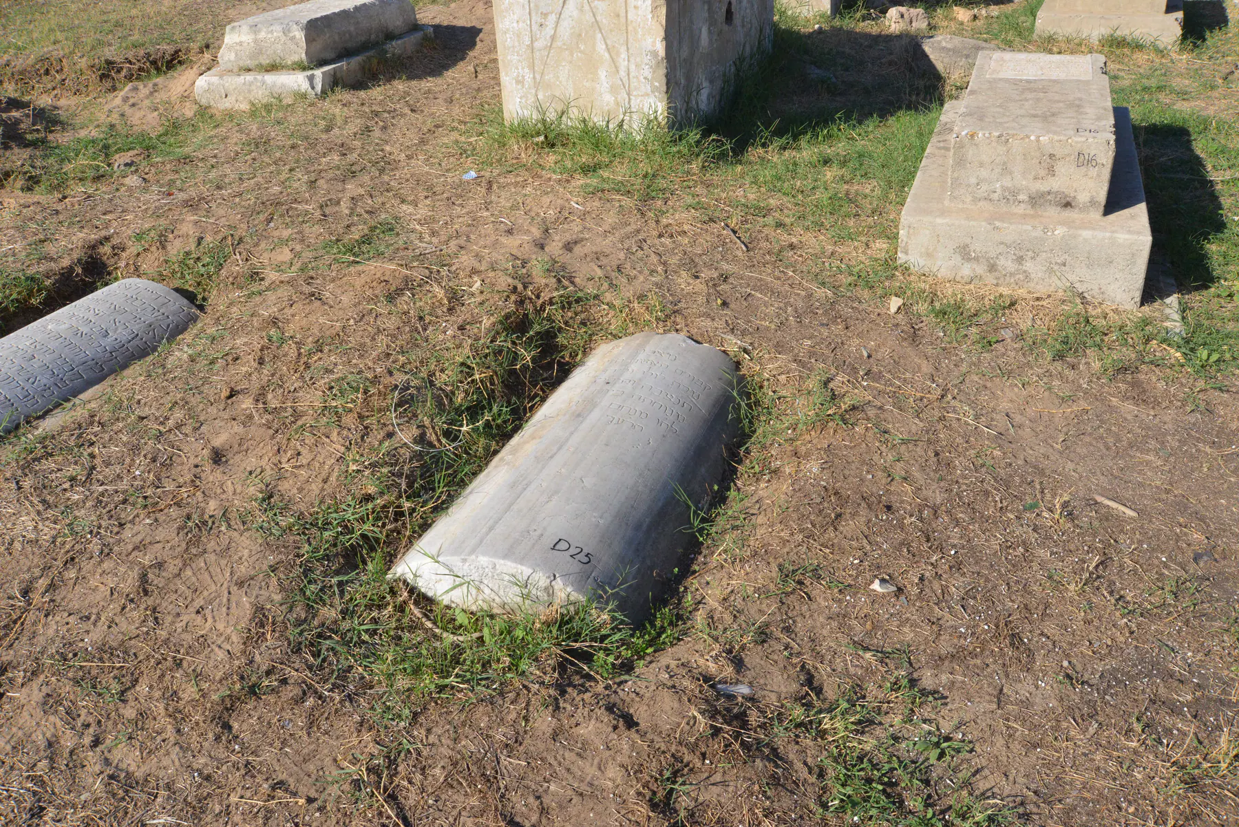 Tomb D25 for Loulou VALIDO KHAYAT, photograph 4 at the Jewish Cemetery of Saida