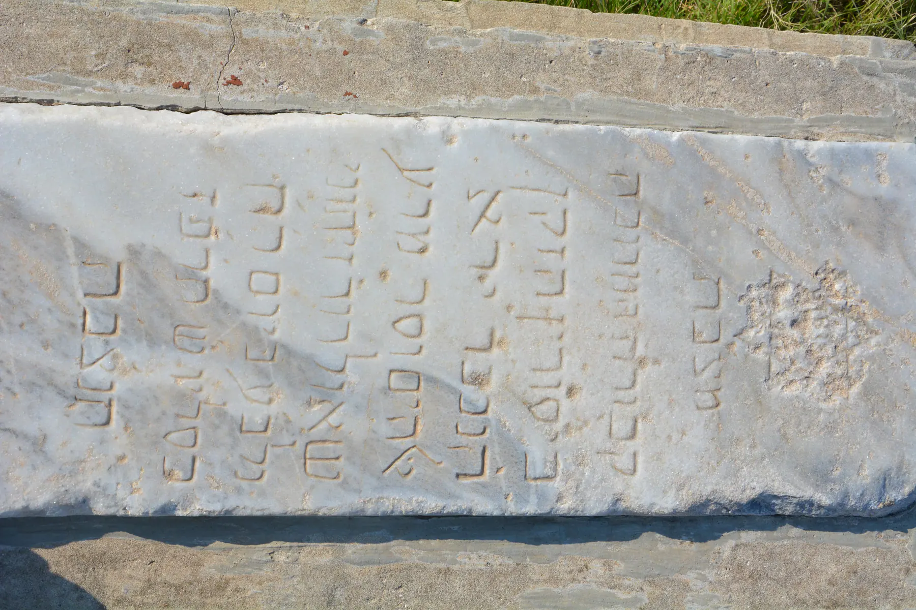 Tomb D28 for Chaoul ZEITOUNI, photograph 6 at the Jewish Cemetery of Saida