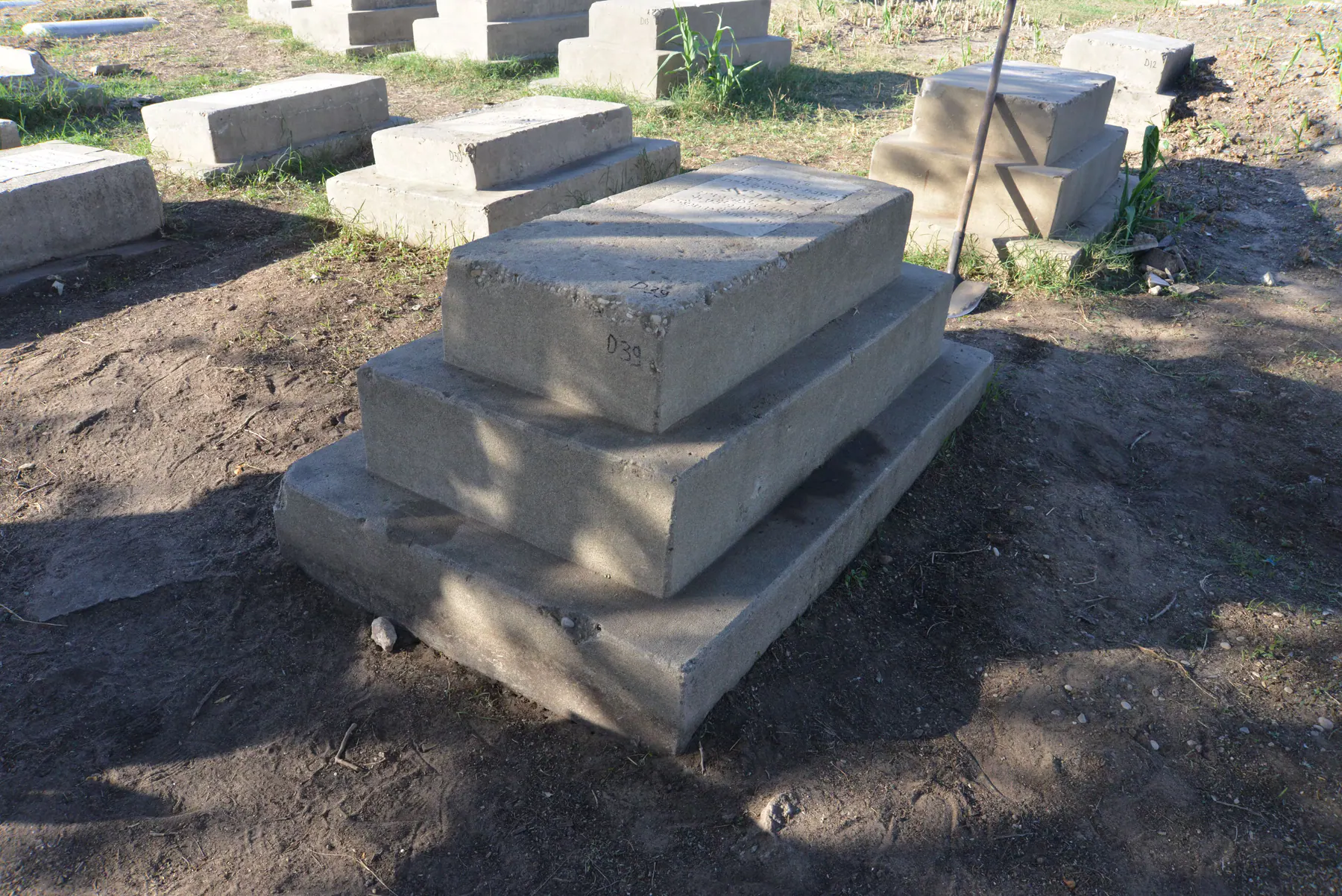 Tomb D39 for Bamba ZEITOUNI, photograph 5 at the Jewish Cemetery of Saida