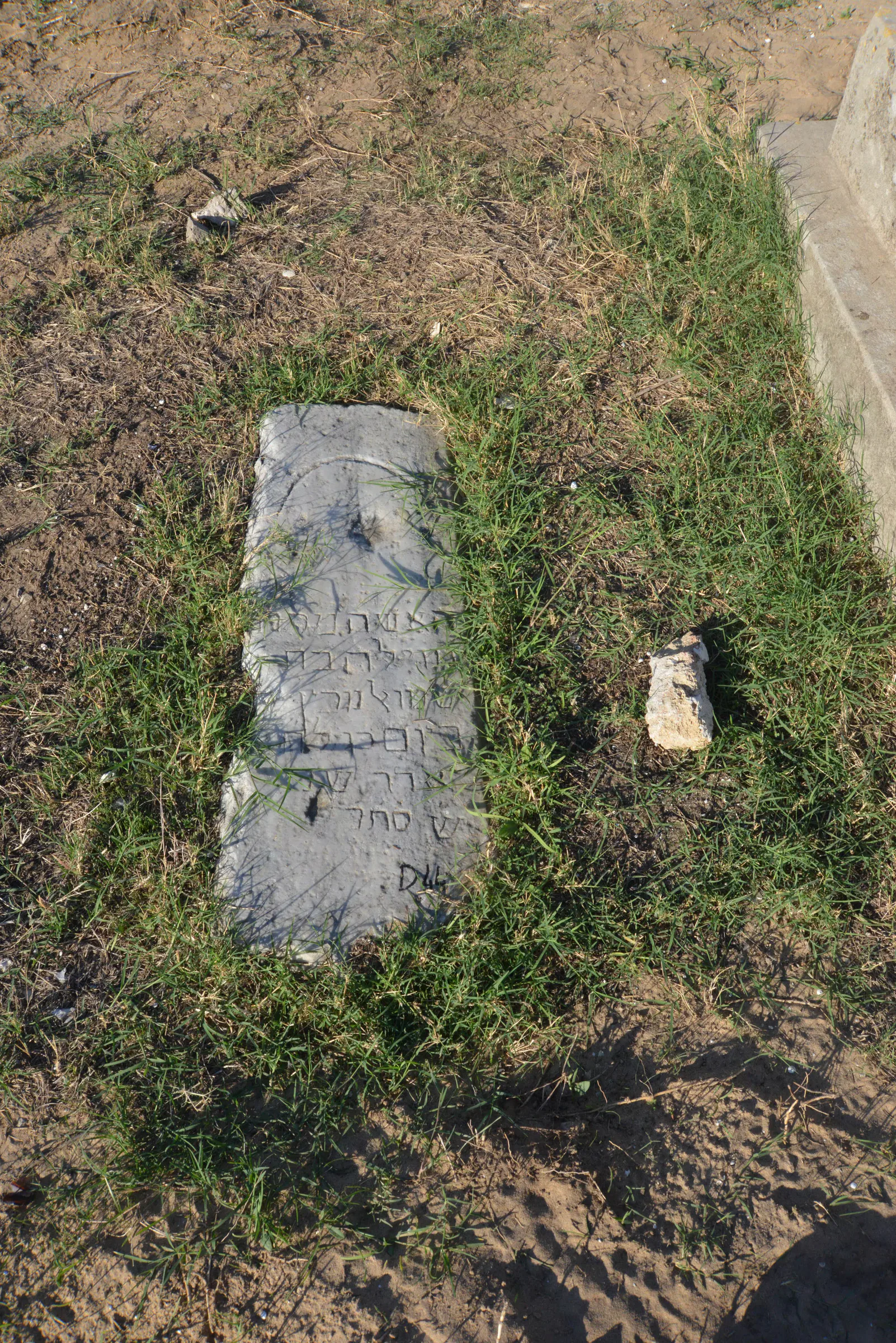 Tomb D44 for Gabriela CHWARTZ, photograph 3 at the Jewish Cemetery of Saida