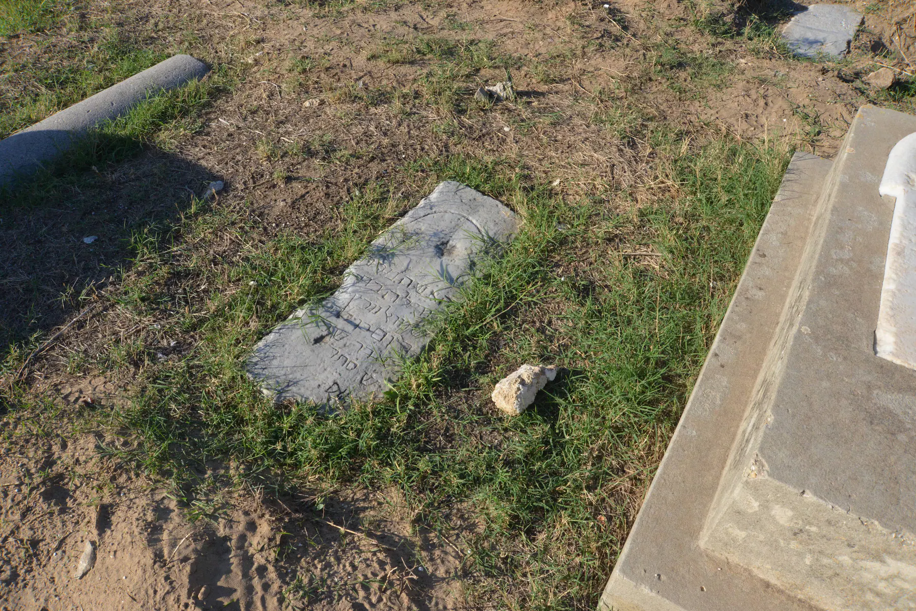 Tomb D44 for Gabriela CHWARTZ, photograph 4 at the Jewish Cemetery of Saida