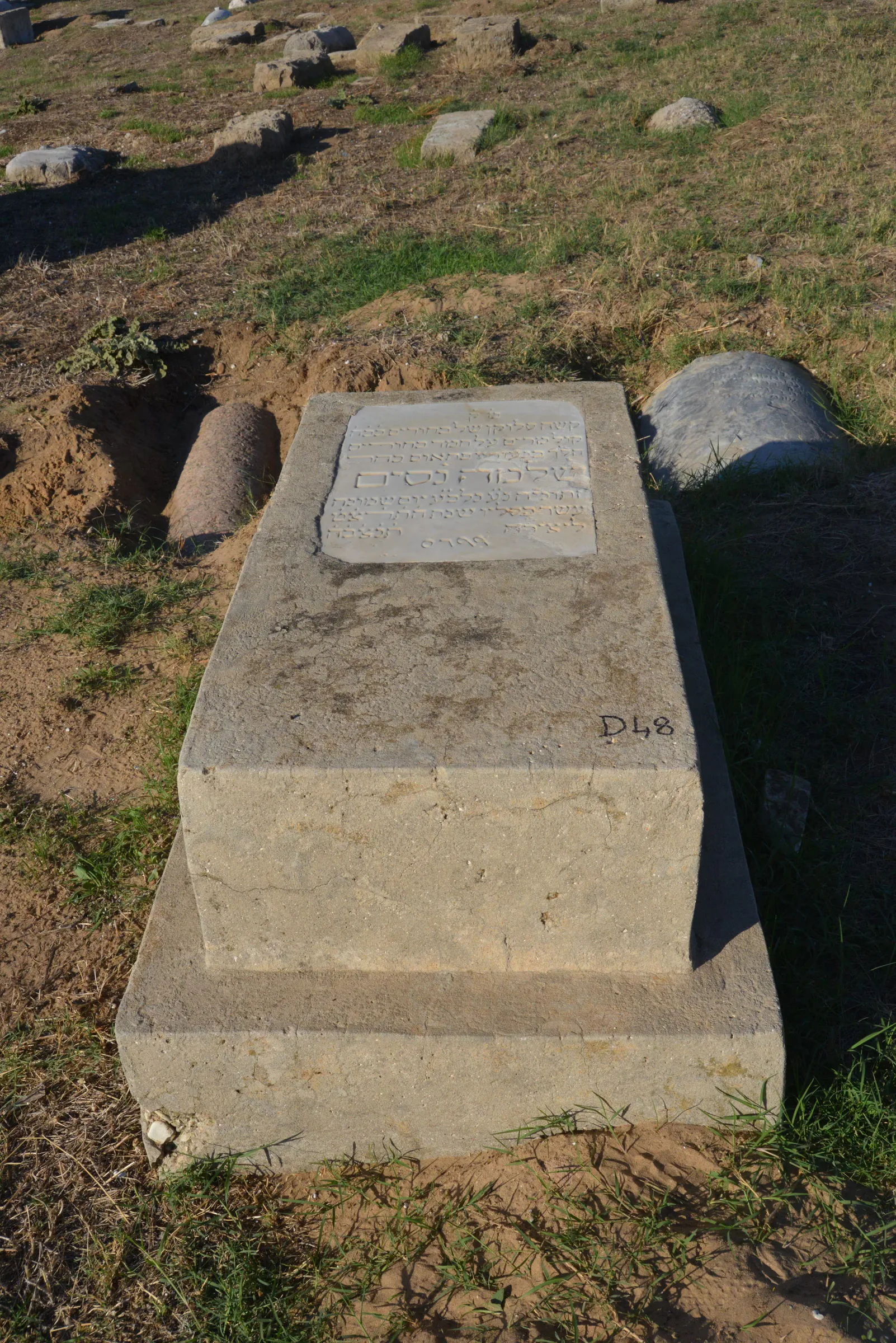 Tomb D48 for Chlomo ZEITOUNI, photograph 4 at the Jewish Cemetery of Saida