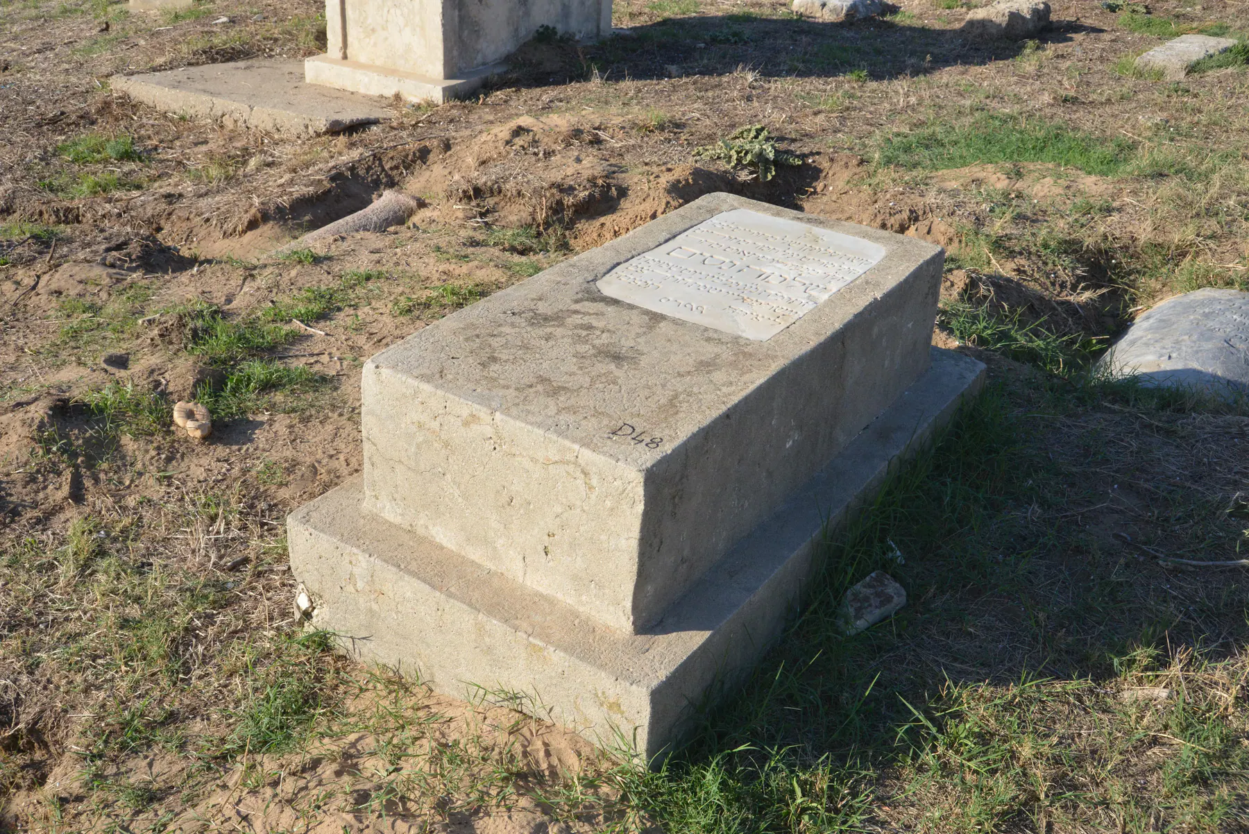 Tomb D48 for Chlomo ZEITOUNI, photograph 5 at the Jewish Cemetery of Saida