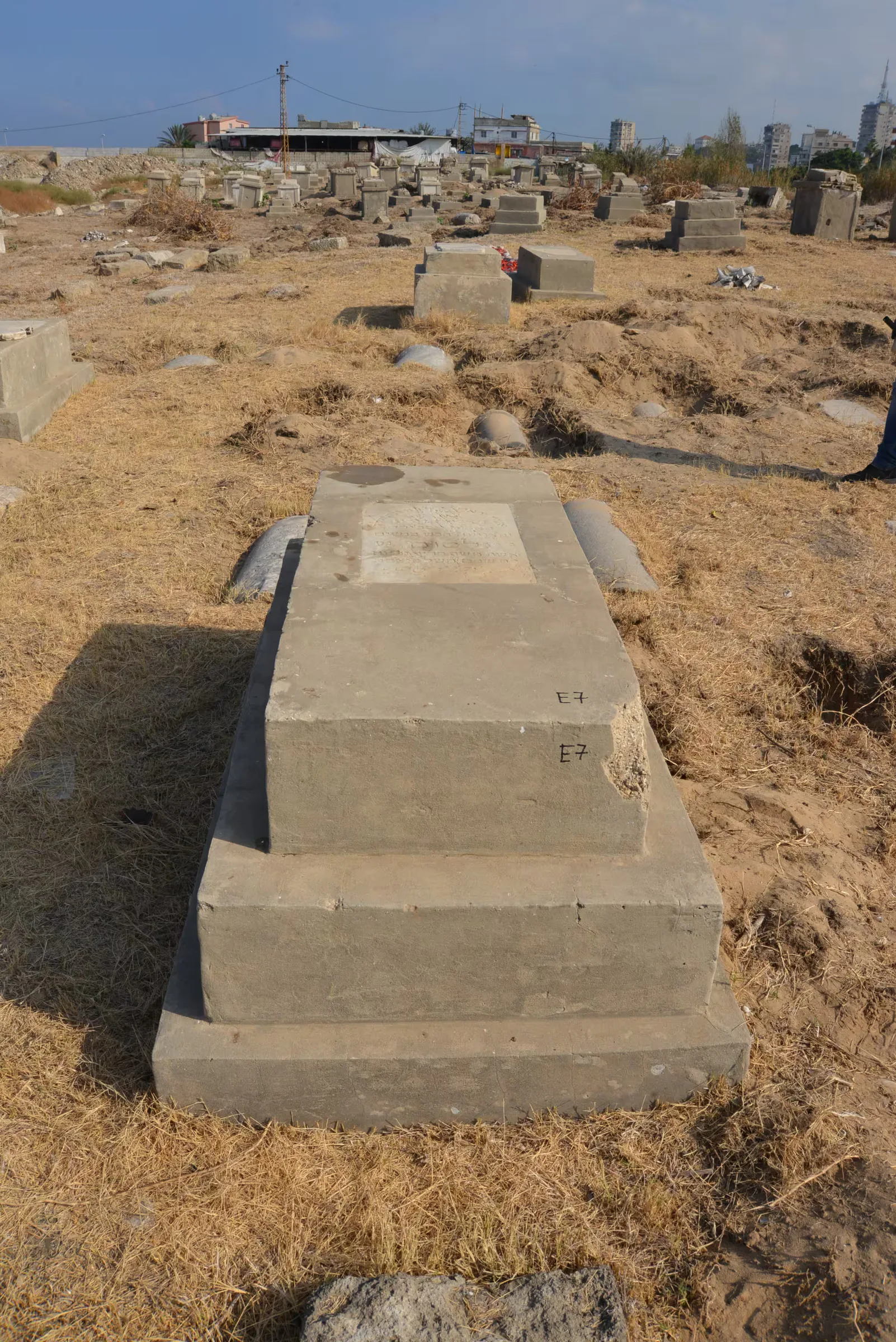 Tomb E7 for Gilsom HADID, photograph 4 at the Jewish Cemetery of Saida