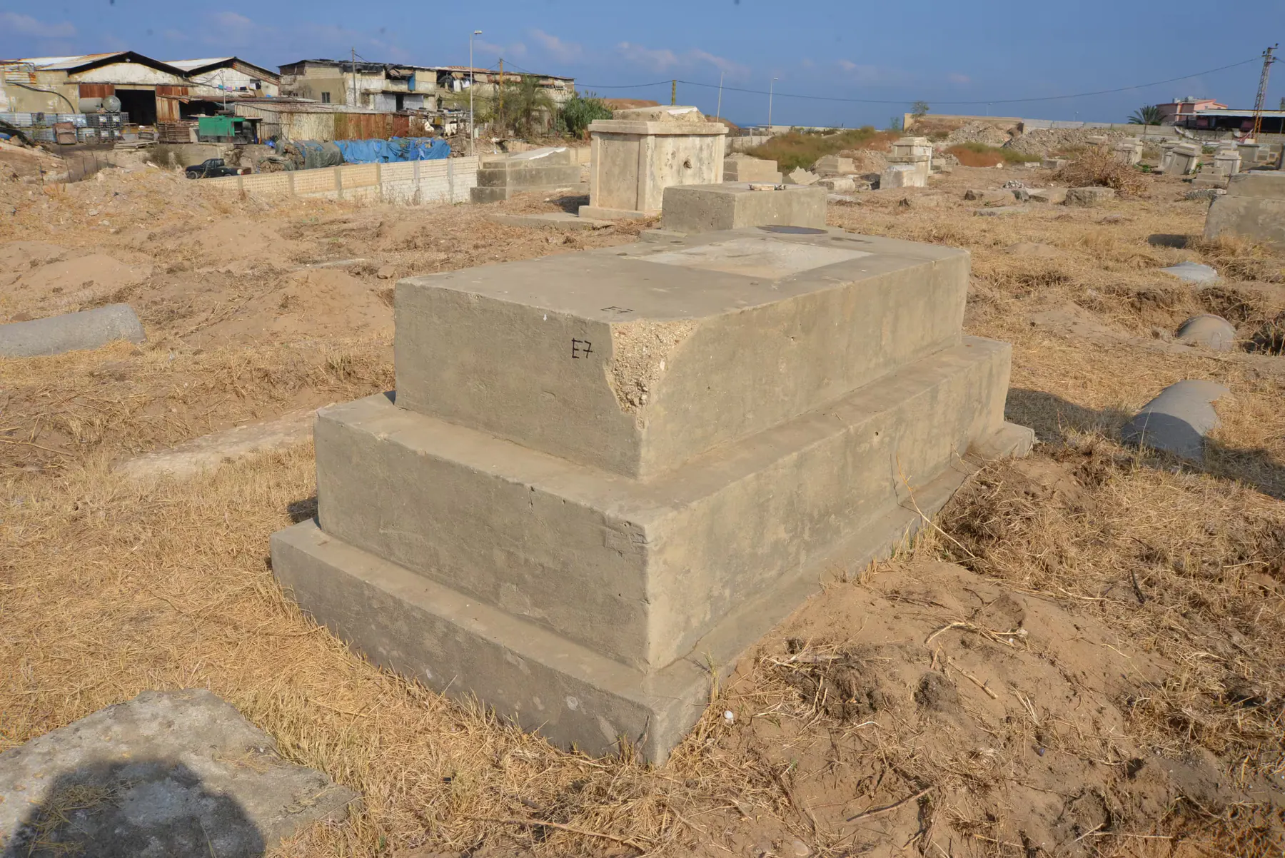 Tomb E7 for Gilsom HADID, photograph 5 at the Jewish Cemetery of Saida